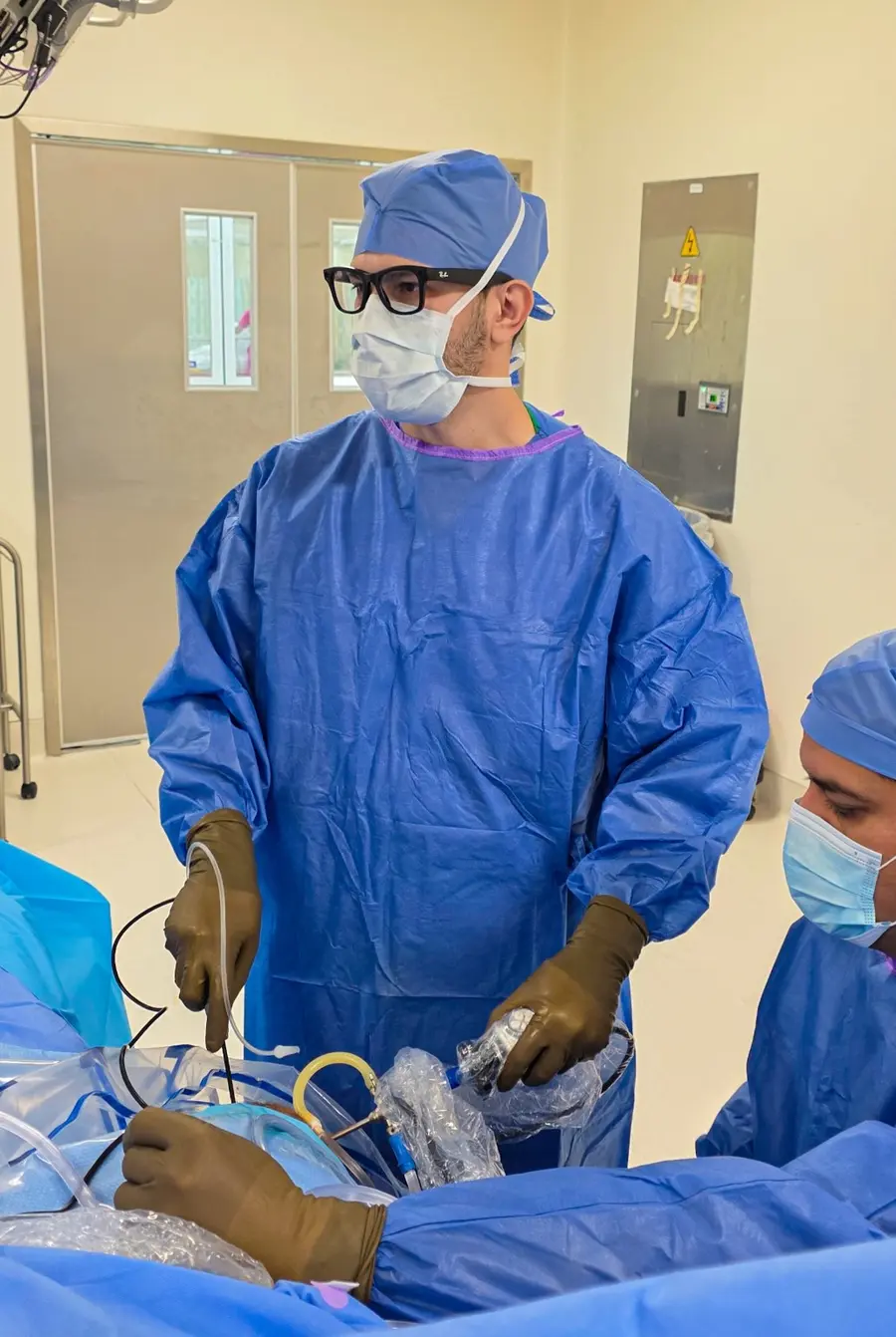 Dr. Jorge González realizando cirugía artroscópica de rodilla