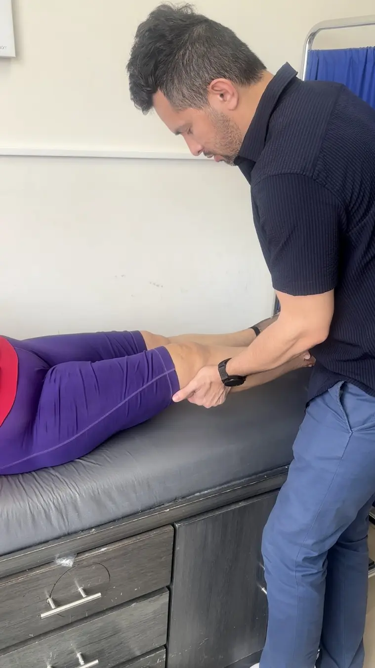 Exploración clínica de rodilla en consulta