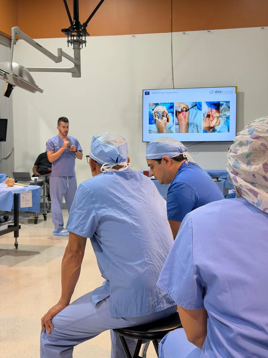 Dr. Jorge González durante una actividad de formación en cirugía articular