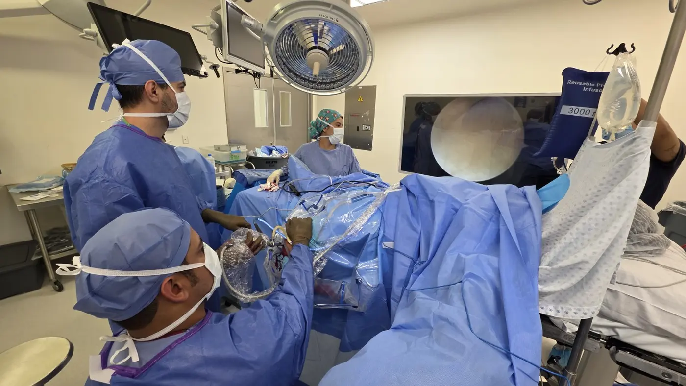 Equipo quirúrgico durante planificación y tratamiento ortopédico